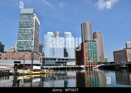 Blick auf die Innenstadt von Boston Skyline aus der ganzen das Fort Point Kanal in South Boston, Massachusetts gesehen Stockfoto