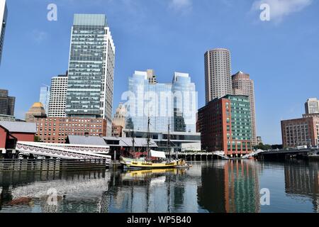 Blick auf die Innenstadt von Boston Skyline aus der ganzen das Fort Point Kanal in South Boston, Massachusetts gesehen Stockfoto