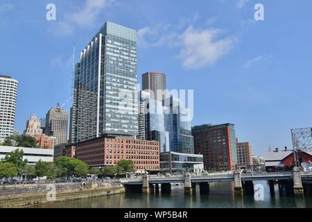 Blick auf die Innenstadt von Boston Skyline aus der ganzen das Fort Point Kanal in South Boston, Massachusetts gesehen Stockfoto