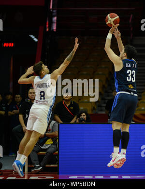 Seounghyun Lee (Südkorea) schießen über Nicolas Laprovittola (Argentinien). FIBA Basketball Wm China 2019. Erste Runde Stockfoto