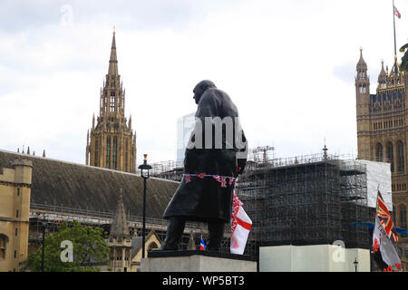 London, Großbritannien. 7. September 2019. Union Jack Flagge ist um die Sir von Sir Winston Churchill von Pro Brexit Demonstranten legte große Anzahl Polizei erstellen einen Cordon um ganz rechts Pro Brexit Demonstranten in Parliament Square, die versuchen, zu stören, ein Pro Rally Credit bleiben: Amer ghazzal/Alamy leben Nachrichten Stockfoto