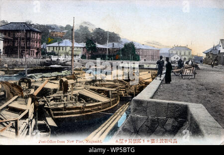 [1910s Japan - Boote in Nagasaki, 1914] - Boote am Pier in Oura in Nagasaki. Im westlichen Stil Gebäude Linie den Hafen. Diese Postkarte ist Postmarked 1914. 20. jahrhundert alte Ansichtskarte. Stockfoto