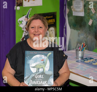 Brentwood Essex, UK. 7. Sep 2019. Hollie Hughes, Bilderbuch Autor für Kinder, die einen Messwert von ihr neuestes Buch, das Mädchen und die Saurier im Huhn und Frosch für Kinder Buchladen, Brentwood Essex Credit: Ian Davidson/Alamy leben Nachrichten Stockfoto