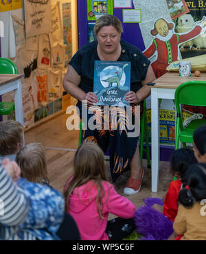 Brentwood Essex, UK. 7. Sep 2019. Hollie Hughes, Bilderbuch Autor für Kinder, die einen Messwert von ihr neuestes Buch, das Mädchen und die Saurier im Huhn und Frosch für Kinder Buchladen, Brentwood Essex Credit: Ian Davidson/Alamy leben Nachrichten Stockfoto