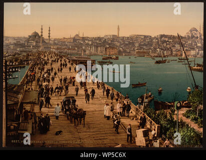 Kara-Keui (Galata) Brücke, Konstantinopel, Türkei; Drucken zeigt ein Blick aus der Vogelperspektive auf viele Fußgänger und eine Pferdekutsche auf der Galata Brücke, die sich über das Goldene Horn in Eminönü Istanbul, Istanbul, Türkei, mit Minarette und Moscheen im Hintergrund sichtbar.; Stockfoto