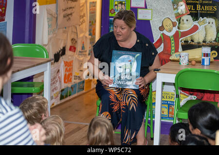 Brentwood Essex, UK. 7. Sep 2019. Hollie Hughes, Bilderbuch Autor für Kinder, die einen Messwert von ihr neuestes Buch, das Mädchen und die Saurier im Huhn und Frosch für Kinder Buchladen, Brentwood Essex Credit: Ian Davidson/Alamy leben Nachrichten Stockfoto