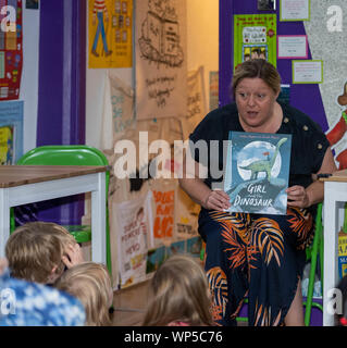 Brentwood Essex, UK. 7. Sep 2019. Hollie Hughes, Bilderbuch Autor für Kinder, die einen Messwert von ihr neuestes Buch, das Mädchen und die Saurier im Huhn und Frosch für Kinder Buchladen, Brentwood Essex Credit: Ian Davidson/Alamy leben Nachrichten Stockfoto