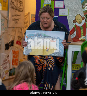 Brentwood Essex, UK. 7. Sep 2019. Hollie Hughes, Bilderbuch Autor für Kinder, die einen Messwert von ihr neuestes Buch, das Mädchen und die Saurier im Huhn und Frosch für Kinder Buchladen, Brentwood Essex Credit: Ian Davidson/Alamy leben Nachrichten Stockfoto