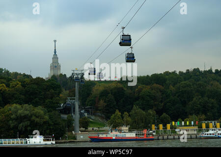 Moskau, Russland, 06. September 2019. Die Seilbahn Anschluss Vorobyovy Gory und Luzhniki führt über den Fluss, von den Kabinen der Standseilbahn die Wunder Stockfoto