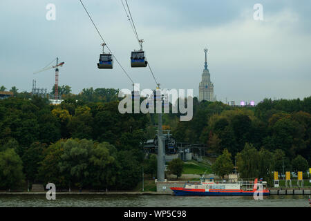 Moskau, Russland, 06. September 2019. Die Seilbahn Anschluss Vorobyovy Gory und Luzhniki führt über den Fluss, von den Kabinen der Standseilbahn die Wunder Stockfoto