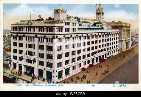 [1920s Japan - wertvorstellung Department Store] - Die wichtigsten Mitsukoshi Kaufhaus in Nihonbashi, Tokio. Mitsukoshi wurde im Jahre 1673 als Echigoya gegründet. Daimaru wurde in Tokio zunächst trocken waren, und Shirokiya Tokyo's First Western-style Department Store (1886), aber Mitsukoshi hatte, einige der besten Lagen. Zuerst in Nihonbashi, und später in Shinjuku (1929) und Ginza (1930). Das Gebäude auf dem Bild ist der dritte nihonbashi Mitsukoshi Kaufhaus. Es wurde nach dem großen Kanto-erdbeben von 1923 erbaut und ersetzte ein Gebäude aus dem Jahr 1914, die durch einen Brand zerstört worden. 20. Stockfoto