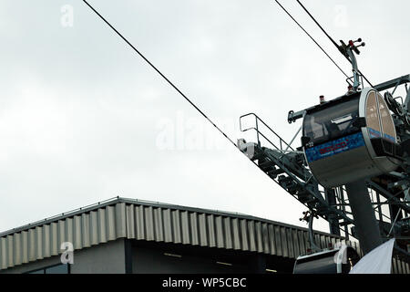 Moskau, Russland, 06. September 2019. Die Seilbahn Anschluss Vorobyovy Gory und Luzhniki führt über den Fluss, von den Kabinen der Standseilbahn die Wunder Stockfoto