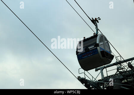 Moskau, Russland, 06. September 2019. Die Seilbahn Anschluss Vorobyovy Gory und Luzhniki führt über den Fluss, von den Kabinen der Standseilbahn die Wunder Stockfoto