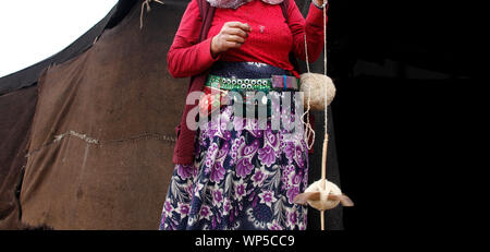 Anatolische Frau Spinnen von Wolle, altes Handwerk, Ziegenhaar Stockfoto