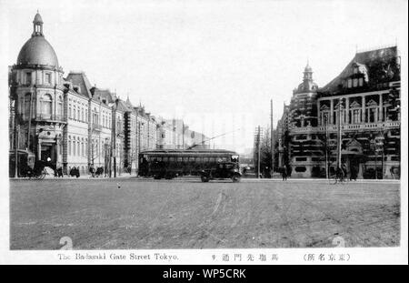 [1910s Japan - Tokio Londontown] - Eine Straßenbahn vorbei Babasaki in der marunouchi Bezirk in Tokyo, in Richtung Yurakucho vom Imperial Palace. Wegen der vielen Gebäude aus rotem Ziegel, die Straße war im Volksmund bekannt als "Londontown." Das Gebäude auf der linken Seite ist die Bankers' Club. 1918, die kaijo Hoken Gebäude wurde hier errichtet. Auf der rechten Seite, Teil der Metropolitan Police Board sichtbar ist. 20. jahrhundert alte Ansichtskarte. Stockfoto