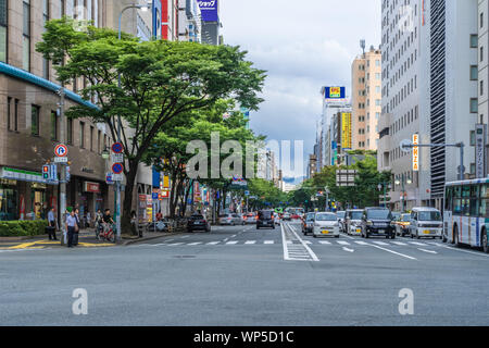 Fukuoka, Japan - 12 Juli 2019 - Fußgänger überqueren einer verkehrsreichen Kreuzung in Fukuoka, Japan am 12. Juli 2019 Stockfoto
