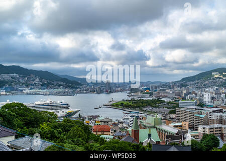 Nagasaki, Japan - 11. Juli 2019 - Zeitraffer der Wolken bewegen sich über Nagasaki der Himmel über dem Hafen am Juli 11, 2019 in Nagasaki, Japan Stockfoto