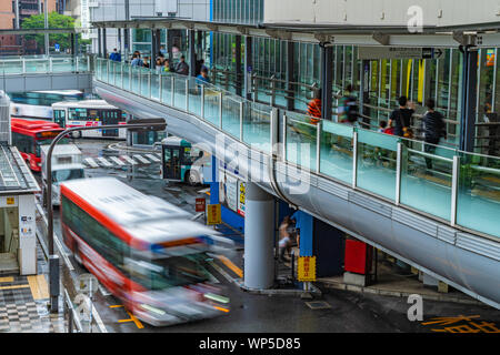 Fukuoka, Japan - 13. Juli 2019 - Menschen gehen zu Fuß Brücke über Bus Terminal am Bahnhof Hakata, Fukuoka, Japan am 13. Juli 2019 Stockfoto