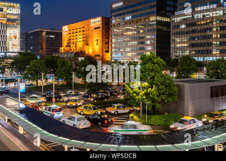 Fukuoka, Japan - 13. Juli 2019 - Taxis und Autos kommen, aufzuheben und die Fahrgäste am Bahnhof Hakata am 13. Juli, 2019 Nacht in Fukuoka, Japan Stockfoto