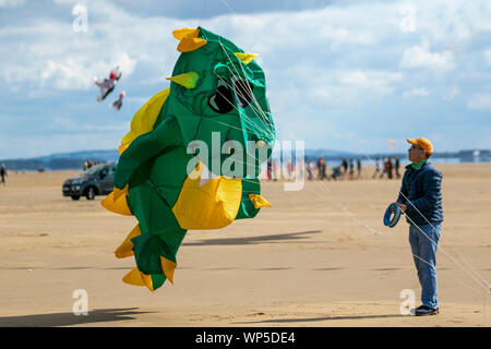 Lytham St Annes on Sea, Lancashire. UK Wetter. 7. September 2019. Die neu festgelegten Lytham Kite Festival erhält unterwegs auf den unberührten Stränden von The Fylde coast. Das Display Teams waren konfrontiert mit Licht onshore Wind zu Beginn des Spektakels ist der Tag, als Tausende von Menschen werden voraussichtlich im Herbst Veranstaltung zu besuchen. Kredit; MediaWorldImages/AlamyLiveNews Stockfoto