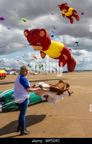 Lytham St Annes on Sea, Lancashire. UK Wetter. 7. September 2019. Die neu festgelegten Lytham Kite Festival erhält unterwegs auf den unberührten Stränden von The Fylde coast. Das Display Teams waren konfrontiert mit Licht onshore Wind zu Beginn des Spektakels ist der Tag, als Tausende von Menschen werden voraussichtlich im Herbst Veranstaltung zu besuchen. Kredit; MediaWorldImages/AlamyLiveNews Stockfoto