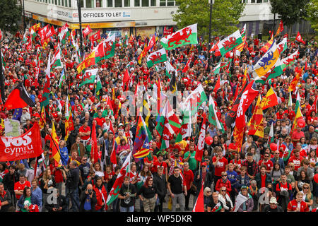 Merthyr Tydfil, Wales, UK. 7. Sep 2019. Wales pro-unabhängigkeit März in Merthyr Tydfil, schätzungsweise 5200 Menschen durch die Innenstadt von Merthyr Tydfil marschierten folgte mit Reden geführt vom ehemaligen walisischer Fußballspieler Neville Southall, und Sportkommentator und ehemalige internationale Rugbyspieler, Eddie Butler. Credit: Haydn Denman/Alamy leben Nachrichten Stockfoto