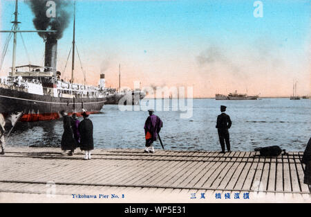 [1910s Japan - Dampfer an der Yokohama Pier] - Dampfer an der Yokohama Pier Nr. 3 Hafen in Yokohama, Kanagawa Präfektur. 20. jahrhundert alte Ansichtskarte. Stockfoto