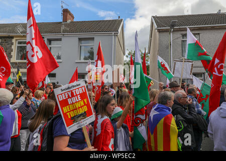 Merthyr Tydfil, Wales, UK. 7. Sep 2019. Wales pro-unabhängigkeit März in Merthyr Tydfil, schätzungsweise 5200 Menschen durch die Innenstadt von Merthyr Tydfil marschierten folgte mit Reden geführt vom ehemaligen walisischer Fußballspieler Neville Southall, und Sportkommentator und ehemalige internationale Rugbyspieler, Eddie Butler. Credit: Haydn Denman/Alamy leben Nachrichten Stockfoto