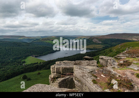 Ladybower Reservoir von bamford Kante im Perak District National Park, Derbyshire. Stockfoto