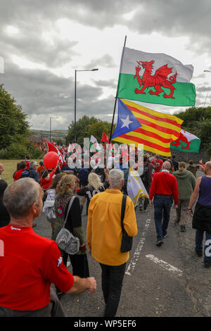 Merthyr Tydfil, Wales, UK. 7. Sep 2019. Wales pro-unabhängigkeit März in Merthyr Tydfil, schätzungsweise 5200 Menschen durch die Innenstadt von Merthyr Tydfil marschierten folgte mit Reden geführt vom ehemaligen walisischer Fußballspieler Neville Southall, und Sportkommentator und ehemalige internationale Rugbyspieler, Eddie Butler. Credit: Haydn Denman/Alamy leben Nachrichten Stockfoto