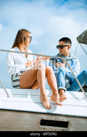 Mann entkorken Champagner und Party mit Freundin auf Urlaub. Stockfoto