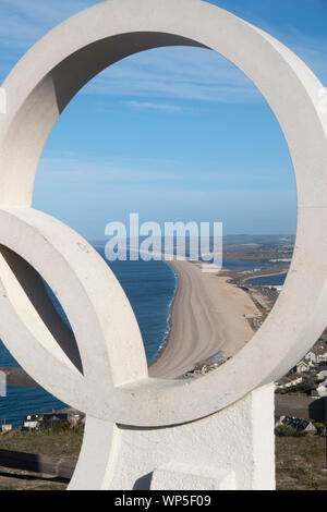 Chesil Beach durch eine der Olympischen Ringe auf dem Gipfel der Isle of Portland gesehen Stockfoto