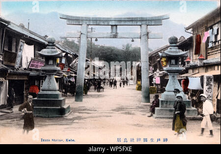 [1910s Japan - Heilige Torii-tor beim Kobe Ikuta Schrein] - Steinlaternen und einem erschrockenen torii Tor am Eingang weg zu Ikuta Jinja, ein Shinto Schrein in Kobe, Hyogo Präfektur. Viele Läden säumen die Straße. Der Schrein ist einer der ältesten Schreine in Japan und ist in der Nihon Shoki, die zweite älteste Buch der klassischen japanischen Geschichte erwähnt. Der Schlacht von Ichi no Tani (1184) fand in und um ikuta Schrein. 20. jahrhundert alte Ansichtskarte. Stockfoto