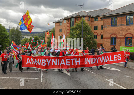 Merthyr Tydfil, Wales, UK. 7. Sep 2019. Wales pro-unabhängigkeit März in Merthyr Tydfil, schätzungsweise 5200 Menschen durch die Innenstadt von Merthyr Tydfil marschierten folgte mit Reden geführt vom ehemaligen walisischer Fußballspieler Neville Southall, und Sportkommentator und ehemalige internationale Rugbyspieler, Eddie Butler. Credit: Haydn Denman/Alamy leben Nachrichten Stockfoto