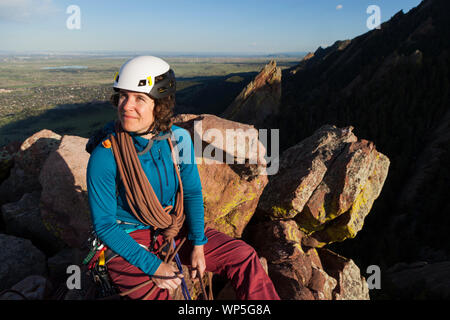 Mylène Jacquemart sitzt auf dem Gipfel des Ersten Flatiron, Boulder, Colorado. Stockfoto