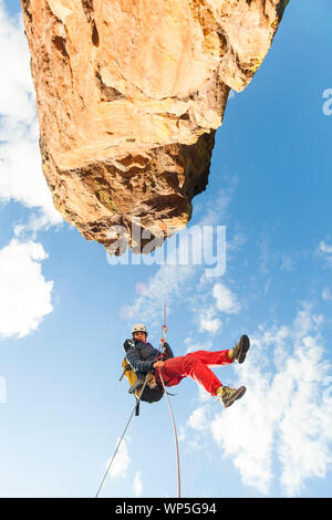 Mylène Jacquemart rappels vom Gipfel der Jungfrau in der Flatirons oben Boulder, Colorado. Stockfoto