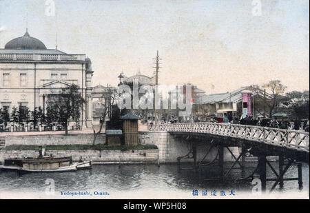 [1900s Japan - nakanoshima Island, Osaka] - yodoyabashi Brücke, Osaka. Das Gebäude auf der linken Seite ist der Osaka Niederlassung der Bank von Japan, auf Nakanoshima Island. Es wurde von tatsuno Kingo entworfen, und im Januar 1903 abgeschlossen (Meiji 36). Was macht diese Postkarte besonders interessant ist der Bogen in den Rücken. Dies ist der Triumphbogen zur Erinnerung an den Sieg im Russisch-Japanischen Krieg, am 30. November gebaut, 1905 (Meiji 38) am süd-östlichen Ende der Oebashi. 20. jahrhundert alte Ansichtskarte. Stockfoto