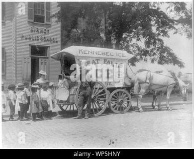 Kennebec Eis Pferdewagen vor Birney öffentliche Schule geparkt - Schule Kinder mit Lehrer gesäumt hinter Wagen als Mensch zeigt Ihnen großen Klumpen aus Eis von Zangen, Washington, D.C. ausgesetzt Stockfoto