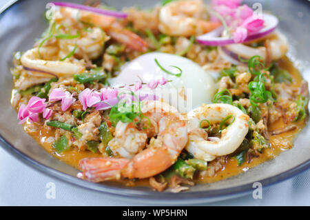 Pikanter Salat oder würzigen geflügelte Bohne Salat mit Garnelen und Tintenfisch, Thai Food Stockfoto