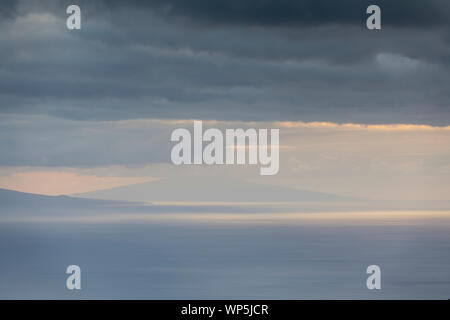 Landschaft Bild mit Cloud Schichten über die Insel Faial, Sao Jorge Island, Azoren, Portugal gesehen Stockfoto