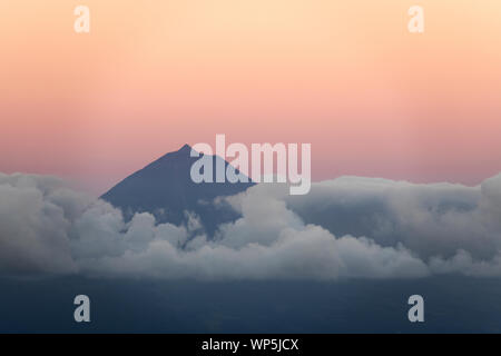 Den Berg Pico, Ponta do Pico mit Wolken Schicht an einen wunderschönen Sonnenaufgang wie vom Castelo de São Jorge Insel gesehen Stockfoto