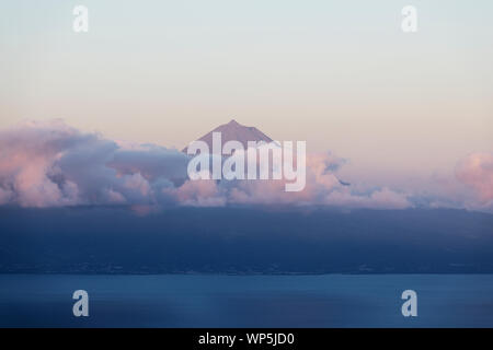 Den Berg Pico, Ponta do Pico mit Wolken Schicht an einen wunderschönen Sonnenaufgang wie vom Castelo de São Jorge Insel gesehen Stockfoto