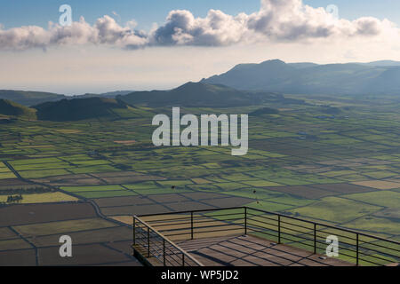 Die Aussichtsplattform des Miradouro Da Serra do Cume auf der Insel Terceira bei einem schönen Sonnenuntergang, den Azoren, Portugal Stockfoto