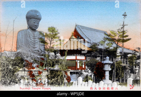 [1900s Japan - Große Buddha auf Nofukuji Tempel in Kobe] - Der große Buddha bei Nofukuji Tempel in Kobe (derzeit Hyogo-ku), Hyogo Präfektur. Die Statue wurde 1889 (Meiji 22) durch reichen Kaufmann Nanjo Sobei (南条荘兵衛), wenn Anstrengungen unternommen wurden, um den Buddhismus unter dem Ansturm von Christentum und Staat Shinto zu beleben. Die Statue wurde für den Kriegseinsatz im Mai geschmolzen, 1945 (Showa 20), aber der Sockel blieb. Es war endlich wieder für einen neuen Buddha Statue, 1991 größer als das Original, in (Heisei 3). 20. jahrhundert alte Ansichtskarte. Stockfoto