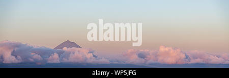 Den Berg Pico, Ponta do Pico mit Wolken Schicht an einen wunderschönen Sonnenaufgang wie aus São Jorge Island, Azoren gesehen Stockfoto