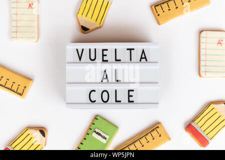 Zurück zum Konzept der Schule. Der text Vuelta al Cole in einer Lightbox (zurück in der Schule in Spanisch), auf einem weißen Hintergrund und von Fondant cookies umgeben w Stockfoto