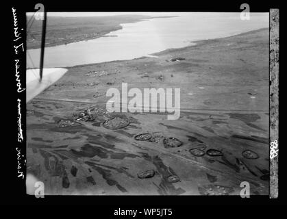 Kenia Kolonie. Kisumu. Aus der Luft. Blick über die Bucht mit Landeplatz und Hangar (in der Mitte) und native Bomas geschützt durch Rundschreiben Gehäuse (im Vordergrund) Stockfoto