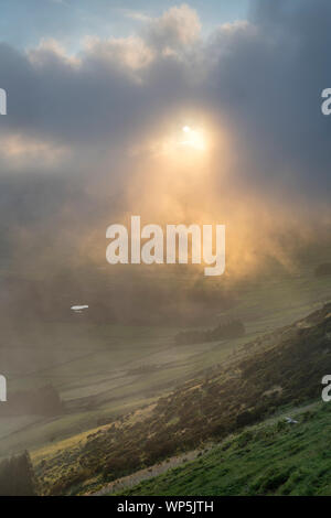 Niedrige Wolken über dem Miradouro Da Serra do Cume enthüllt die typische Plots mit Wänden Landschaft von Terceira, Azoren Stockfoto