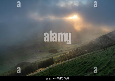 Niedrige Wolken über dem Miradouro Da Serra do Cume enthüllt die typische Plots mit Wänden Landschaft von Terceira, Azoren Stockfoto