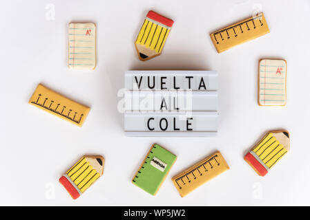 Zurück zum Konzept der Schule. Der text Vuelta al Cole in einer Lightbox (zurück in der Schule in Spanisch), auf einem weißen Hintergrund und von Fondant cookies umgeben w Stockfoto